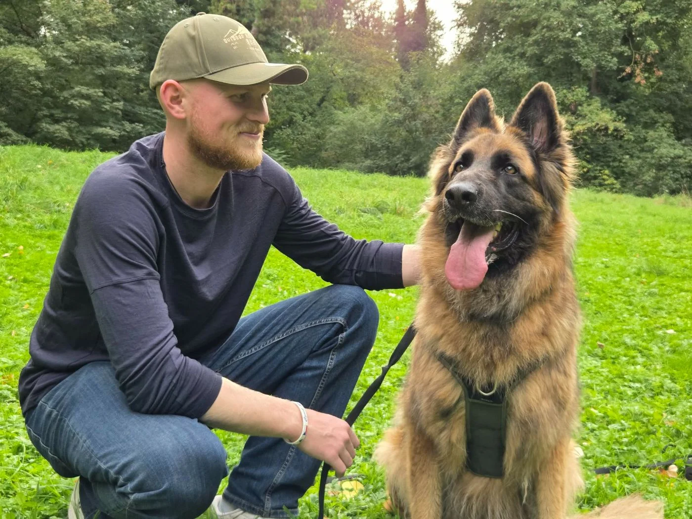 Bénoni Nuns, éducateur comportementaliste canin, avec un berger allemand